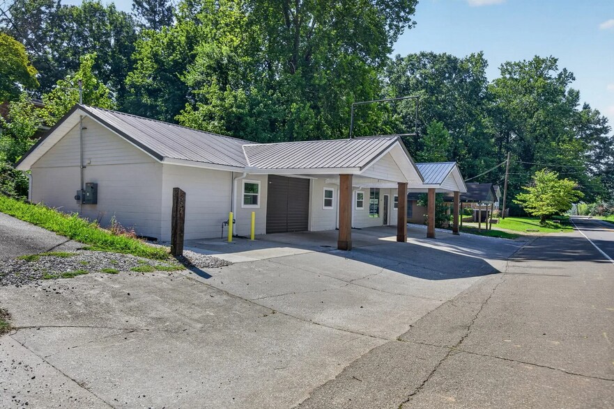 More Photos Of 520 Reinhardt College Pky, Canton Auto Repair For Lease