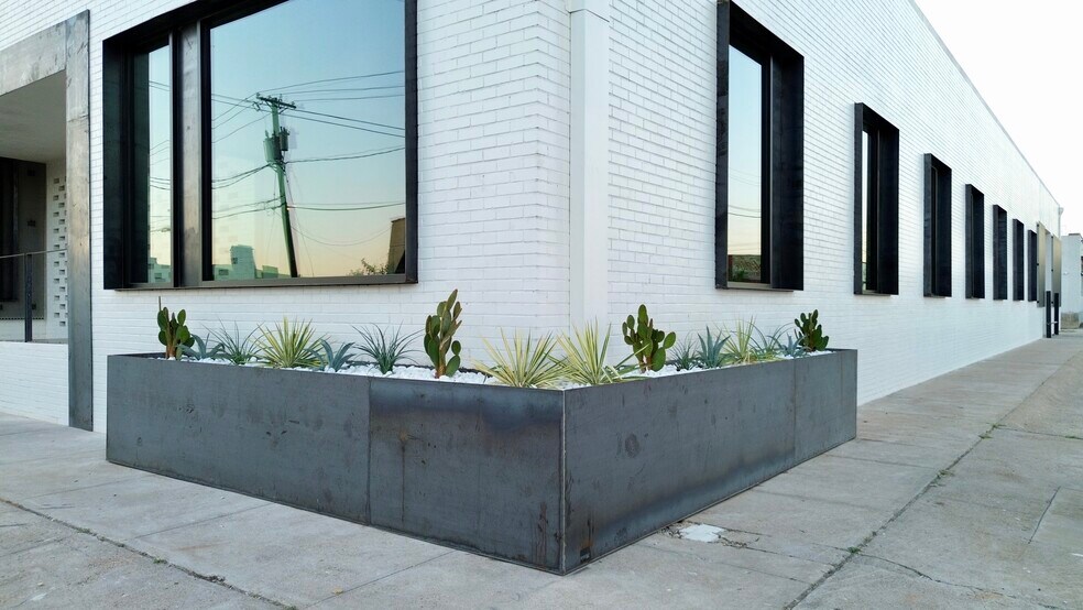 More Photos Of 100 Howell St, Dallas Office For Sale