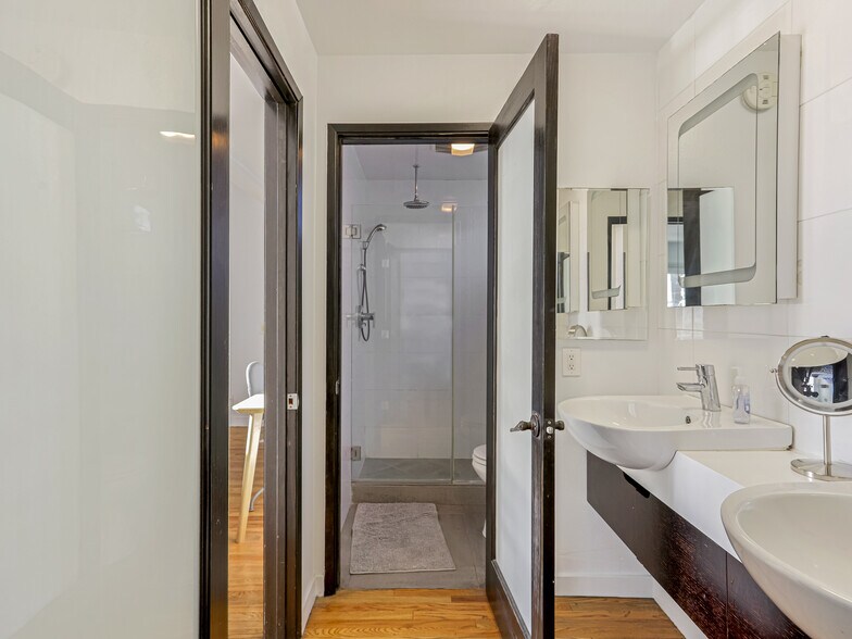 More Photos Of 14 Ozone Ave, Venice Apartments For Sale