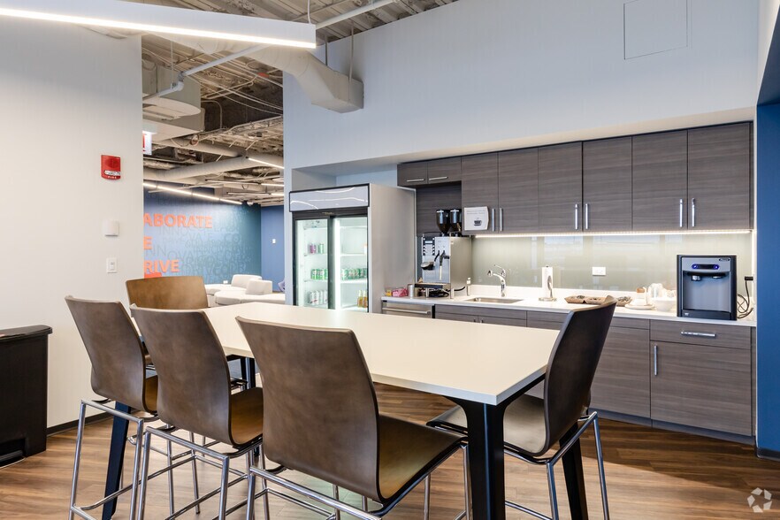 More Photos Of 1415 W 22nd St, Oak Brook Office For Lease