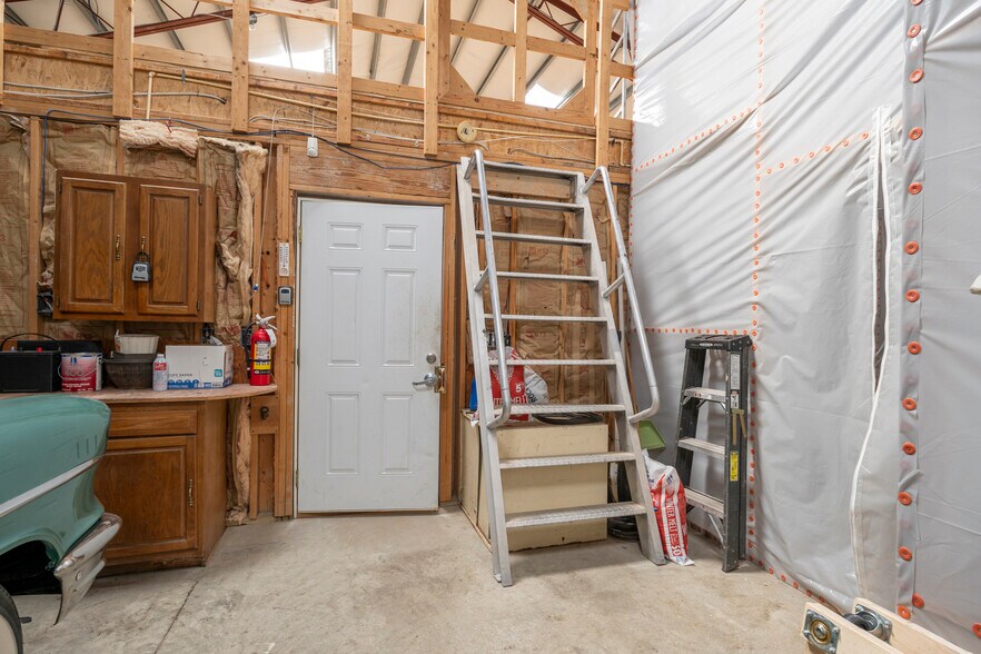 More Photos Of 210 N West St, Hillsboro Office For Sale