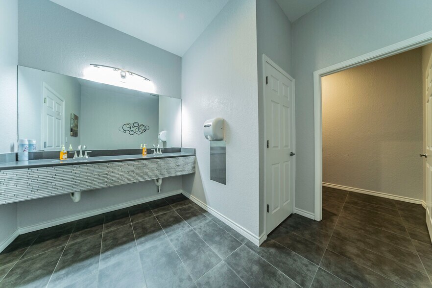 More Photos Of 1001 Glade Rd, Colleyville Medical For Lease