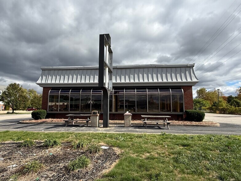 More Photos Of 320 Dixie Way, South Bend Fast Food For Lease