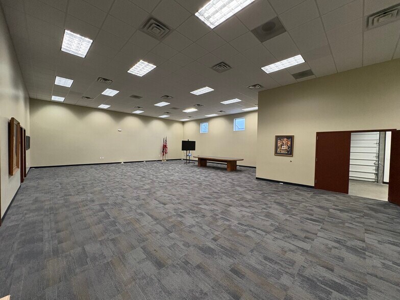 More Photos Of 1351-1355 W 800 N, Orem Showroom For Lease