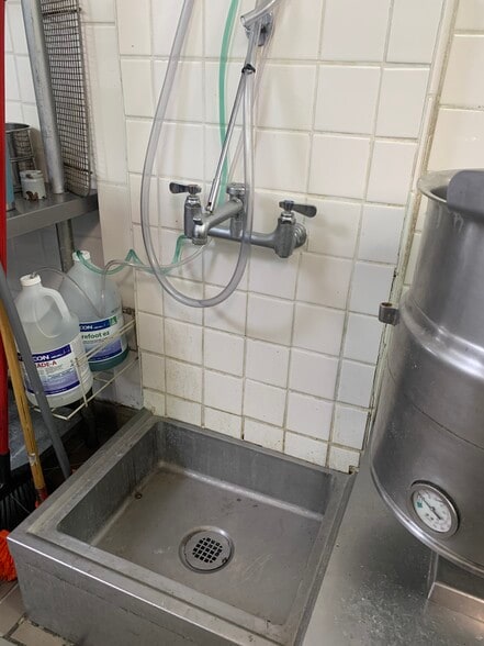 More Photos Of 307 N Broadway, Green Bay Restaurant For Sale