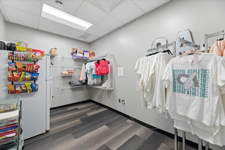 More Photos Of 7 S 4th St, Council Bluffs Health Club For Lease