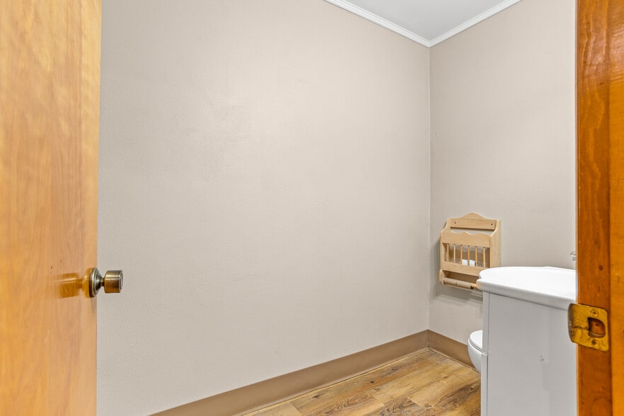 More Photos Of 105 Sycamore St, Medway Medical For Sale