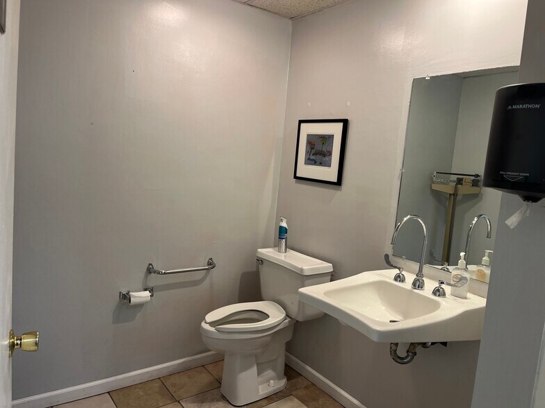 More Photos Of 4711 Mission Rd, Mission Office For Sale