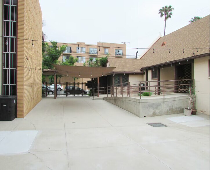 More Photos Of 111 S 6th St, Burbank Religious Facility For Lease