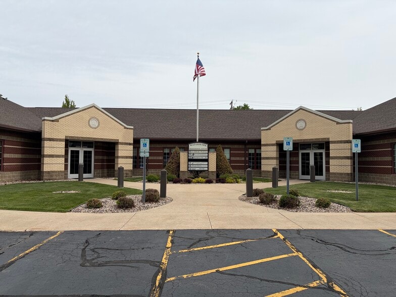 Primary Photo Of 2555-2565 E Calumet St, Appleton Office For Sale