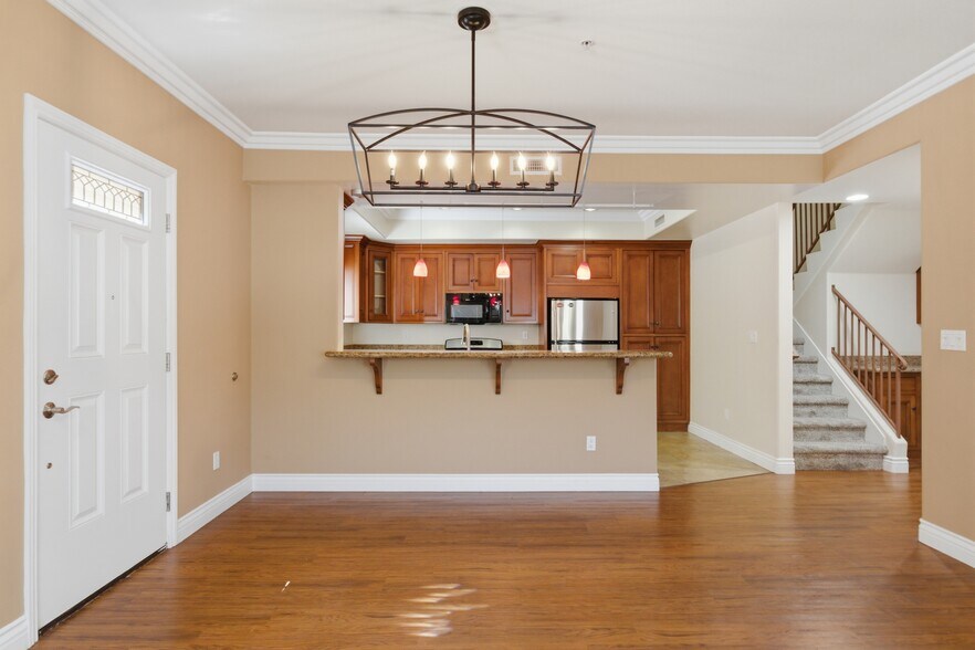 More Photos Of 1101 East Ave, Burbank Apartments For Sale