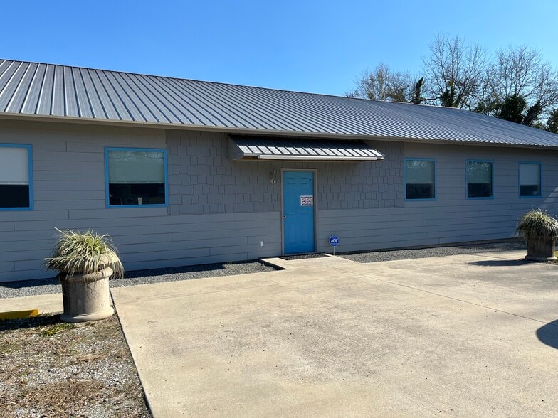 More Photos Of 139 S Jackson St, Hawkinsville Sports And Entertainment For Sale
