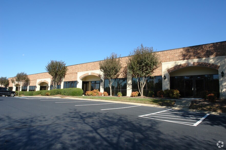More Photos Of 2301 Crownpoint Executive Dr, Charlotte Flex For Lease