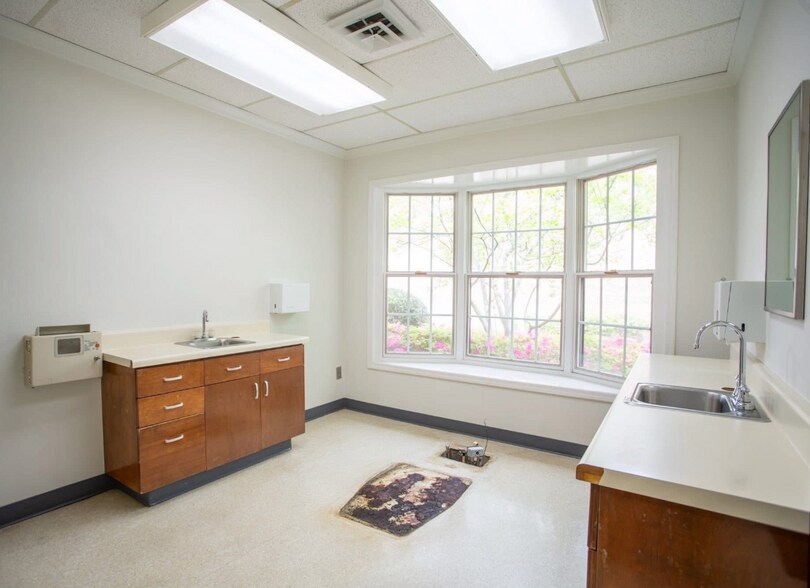 More Photos Of 1127 Leighton Ave, Anniston Medical For Sale