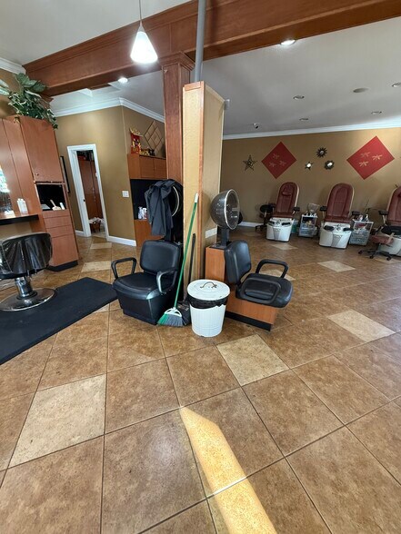 More Photos Of 323 W Powell Blvd, Gresham Freestanding For Lease