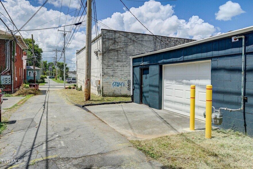 More Photos Of 331 W Walnut St, Johnson City Flex For Sale