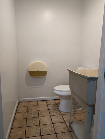 More Photos Of 927 NE 24th Ln, Cape Coral Warehouse For Sale