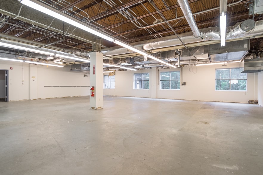 More Photos Of 250 Turnpike Rd, Southborough Office For Lease