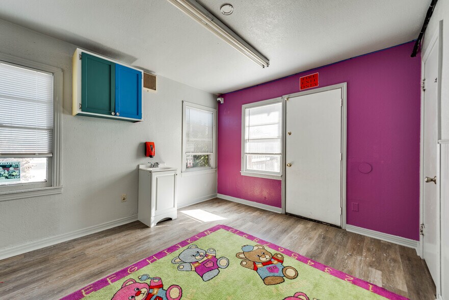 More Photos Of 1005 Austin St, Midland Storefront For Sale