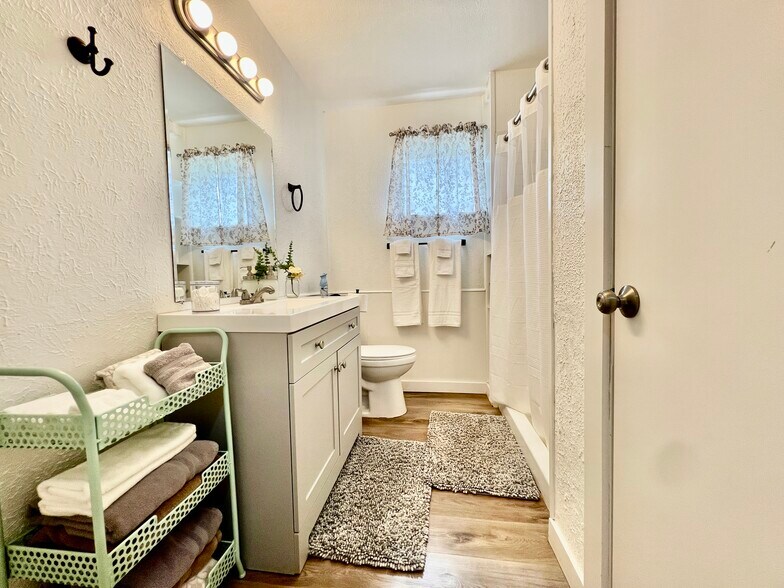 More Photos Of 902 E Highway St, Fredericksburg Specialty For Sale