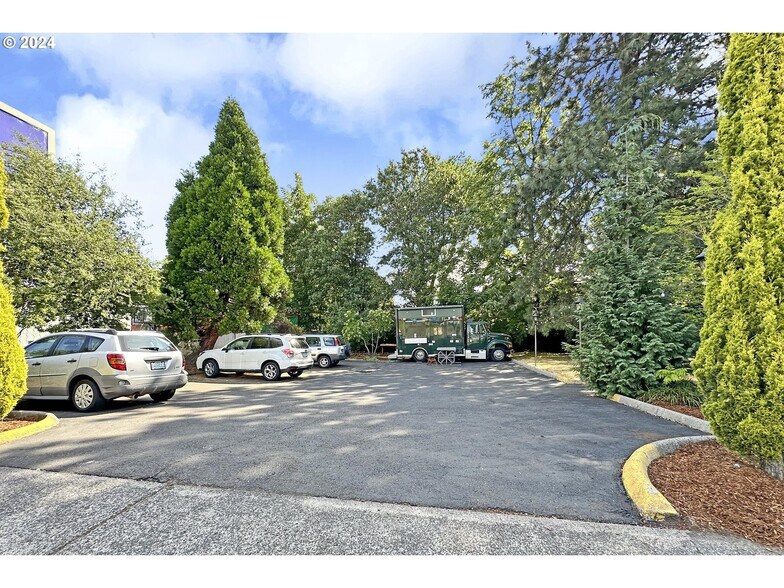 More Photos Of 4608 NE 102nd Ave, Portland Veterinarian Kennel For Sale