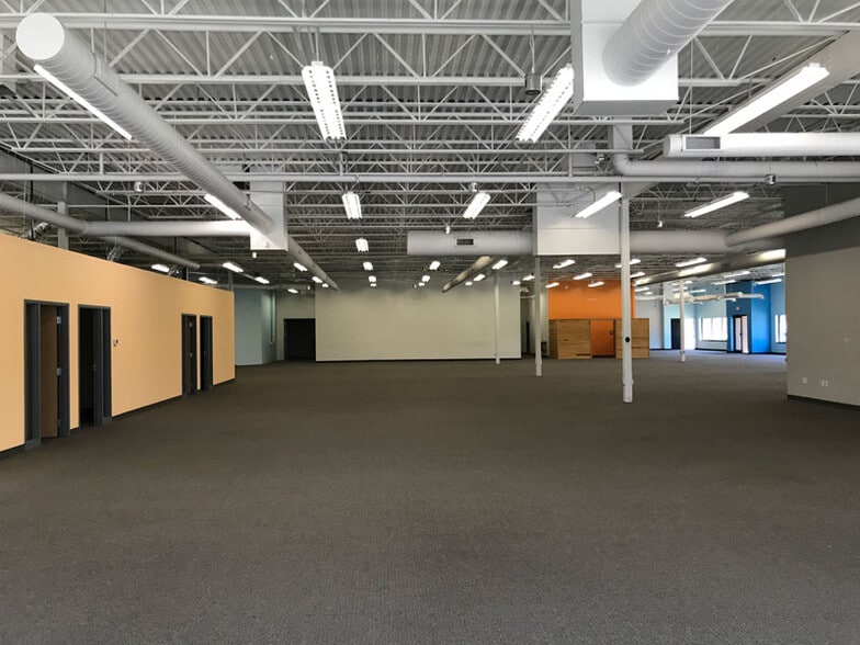 More Photos Of 9201 E Bloomington Fwy, Bloomington Distribution For Lease