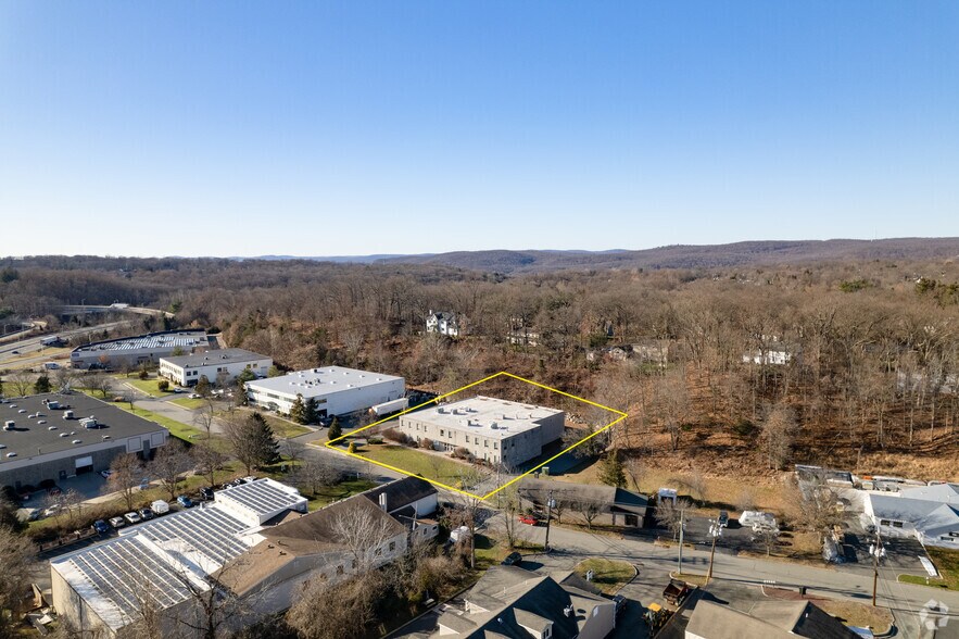 More Photos Of 550 Commerce St, Franklin Lakes Warehouse For Lease