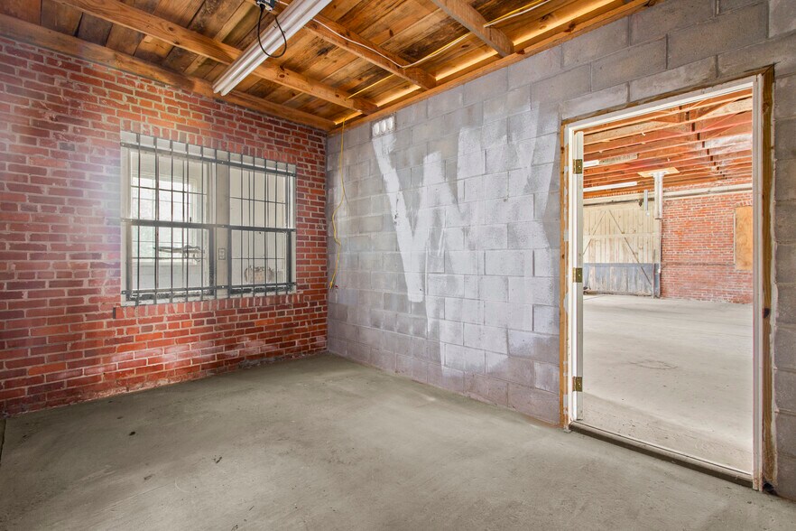 More Photos Of 470 N 4th St, Aurora Freestanding For Sale