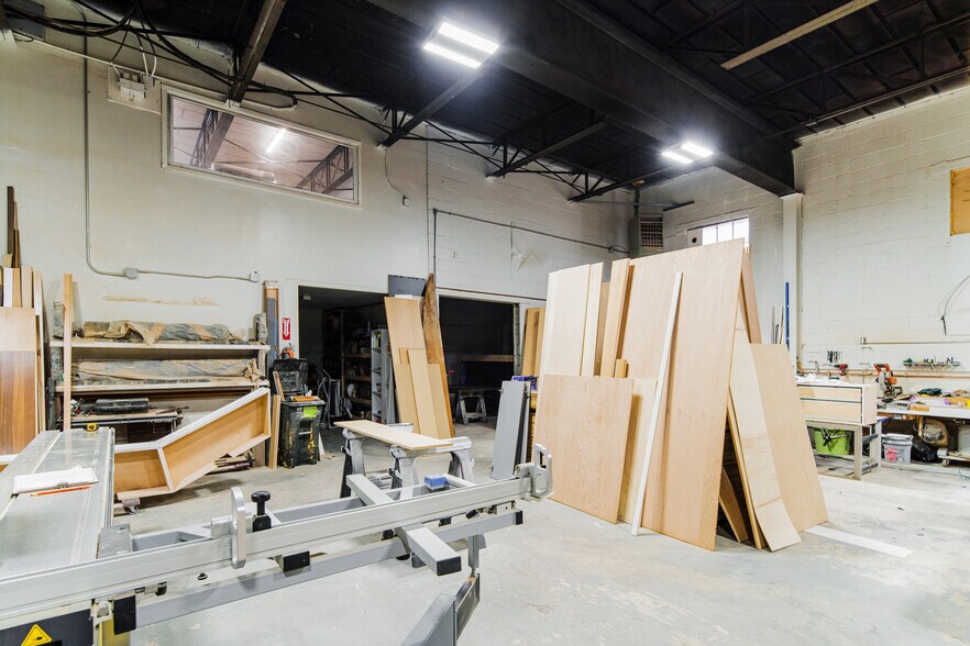 More Photos Of 1819 Gilford Ave, New Hyde Park Warehouse For Lease