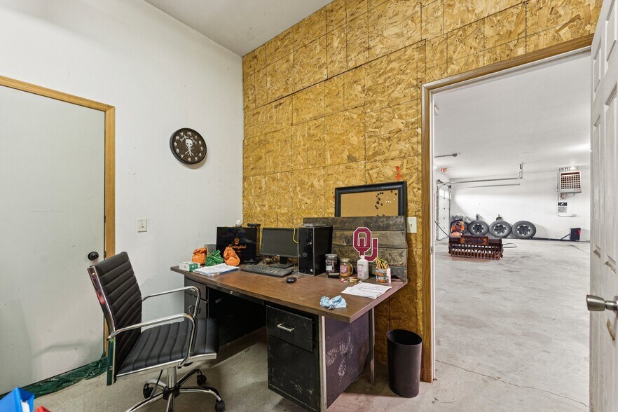 More Photos Of 630 W Elkhorn St, Arlington Freestanding For Sale