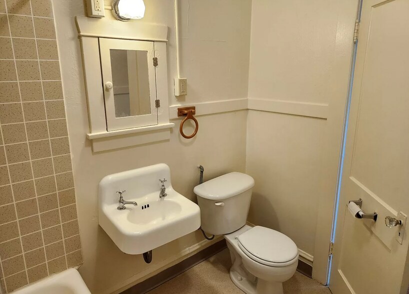 More Photos Of 2737 NW Upshur St, Portland Apartments For Sale