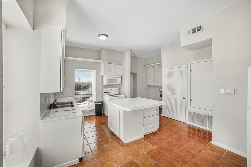 More Photos Of 923 Loop 332, Liberty Hill Storefront Retail Residential For Sale