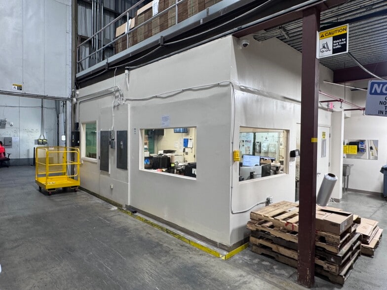 More Photos Of 2298-2333 Alahao Pl, Honolulu Warehouse For Lease