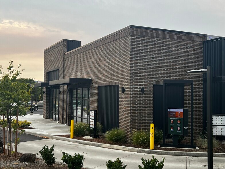 More Photos Of 380 Lone Pine Blvd, The Dalles General Retail For Lease