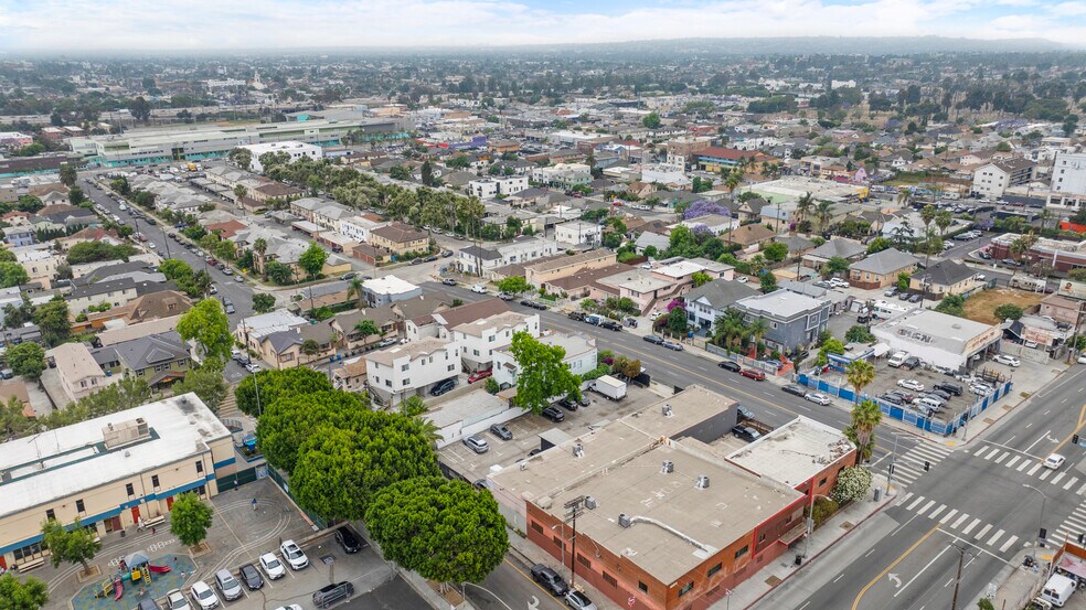 More Photos Of 1604 Venice Blvd, Los Angeles Showroom For Lease