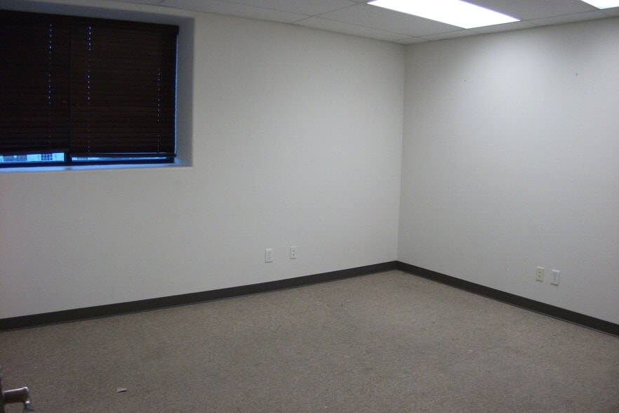 More Photos Of 5880 Enterprise Dr, Casper Flex For Lease