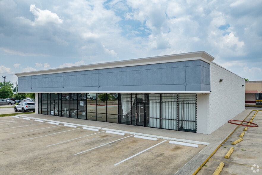 Primary Photo Of 239 W Tidwell Rd, Houston Storefront Retail Office For Lease