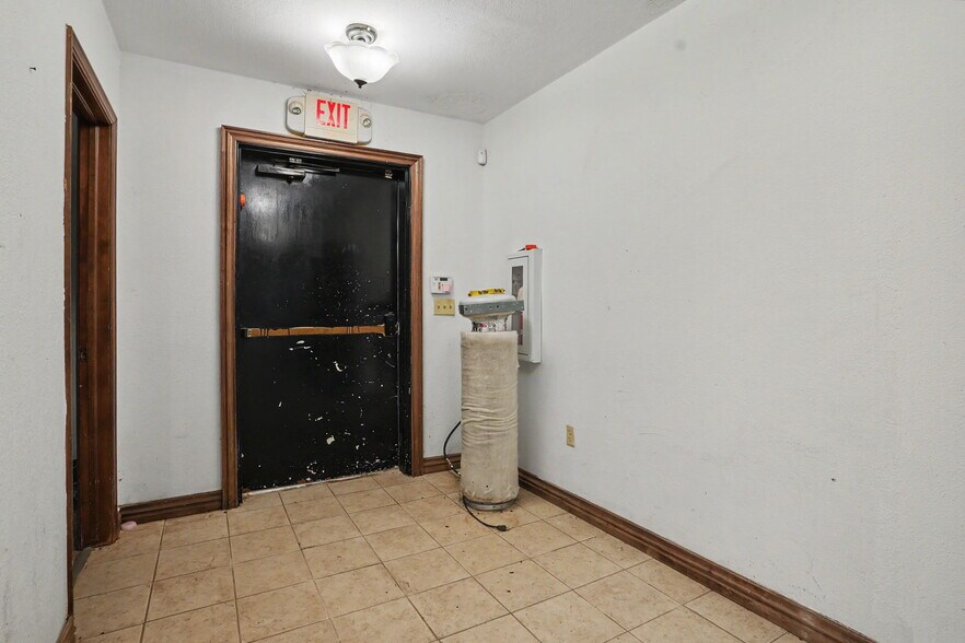 More Photos Of 1220 S Broadway, Hobart Office For Sale