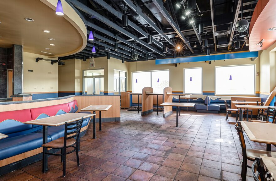 More Photos Of 1914 W 79th St, Chicago Freestanding For Lease
