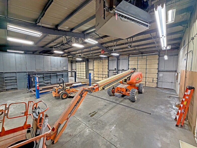 More Photos Of 311 Transpoint dr, Dupo Industrial For Lease