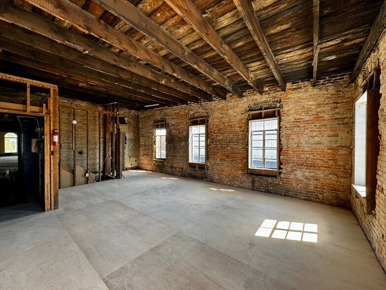More Photos Of 20 W Side Sq, Macomb General Retail For Sale