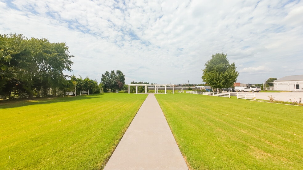 More Photos Of 404 SW Regional Airport Blvd, Bentonville General Retail For Lease