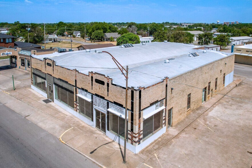 More Photos Of 815 W Broadway St, Ardmore Freestanding For Sale