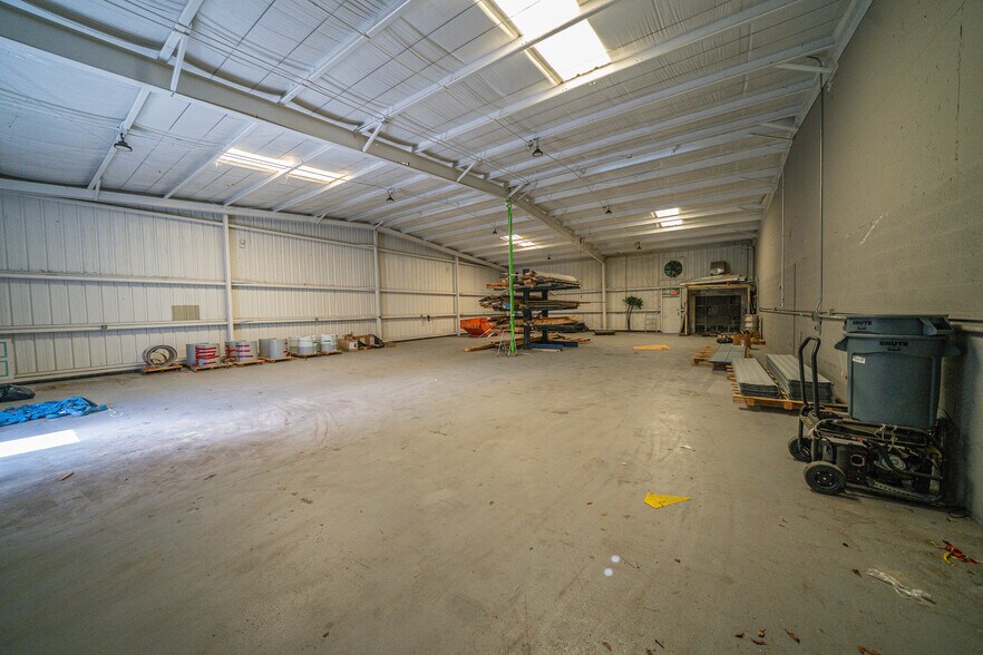 More Photos Of 2312 Bruner Ln, Fort Myers Warehouse For Lease