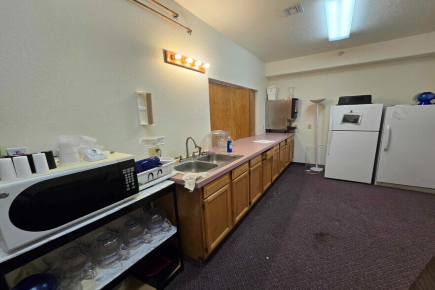 More Photos Of 748 E 12th St, Imperial Hotel For Sale