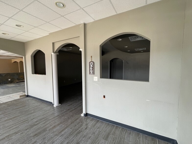 More Photos Of 701 E Main St, Tomball Storefront For Lease