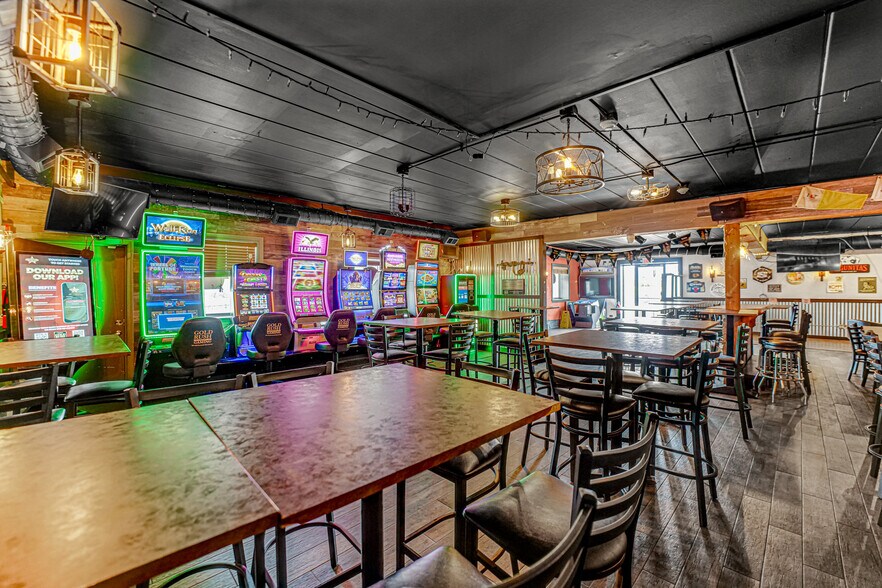 More Photos Of 6906 W 111th St, Worth Bar For Sale