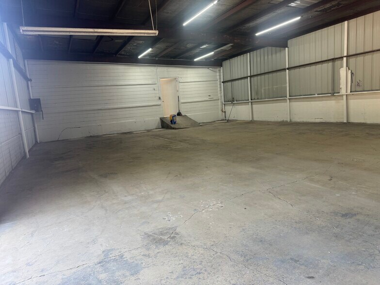 More Photos Of 130 E Zavalla, San Antonio Warehouse For Lease