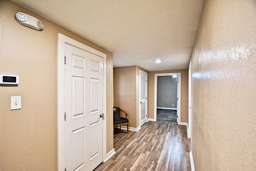 More Photos Of 1111 N Walnut Ave, New Braunfels Office For Lease