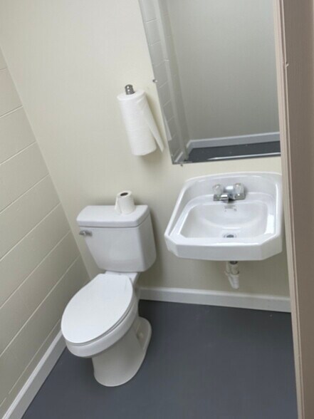 More Photos Of 2100-2122 W Central Blvd, Orlando Flex For Lease